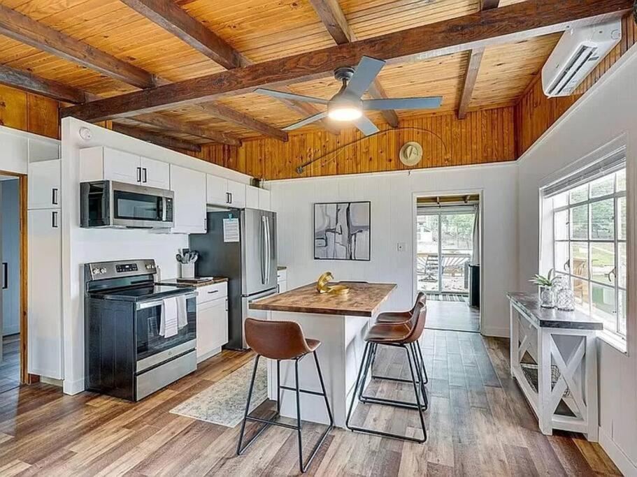 Lakefront Cottage In Secluded Cove Sunrise Beach Bagian luar foto